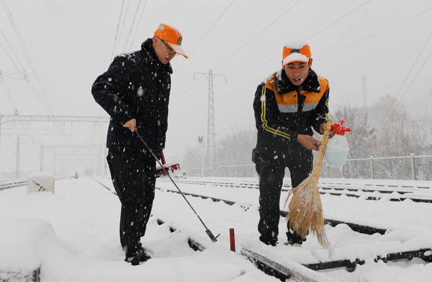 鐵路人加大對(duì)道岔設(shè)備的除雪、檢修和保養(yǎng)力度。閆強(qiáng)攝