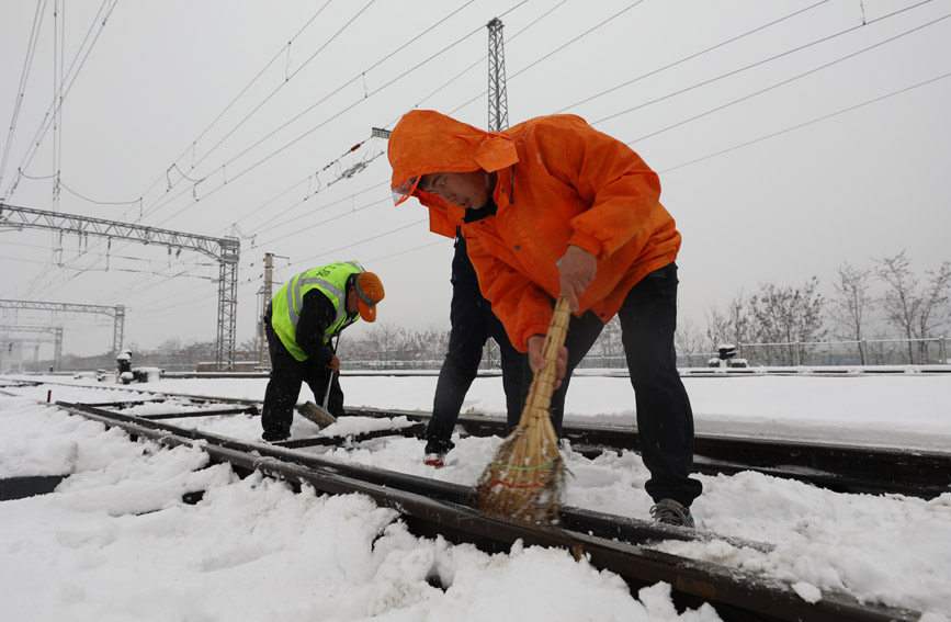 鐵路人加大對道岔設(shè)備的除雪、檢修和保養(yǎng)力度。閆強攝 