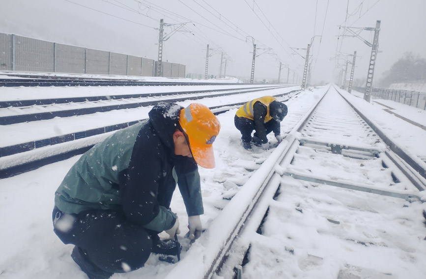 鐵路人加大對(duì)道岔設(shè)備的除雪、檢修和保養(yǎng)力度。閆強(qiáng)攝 