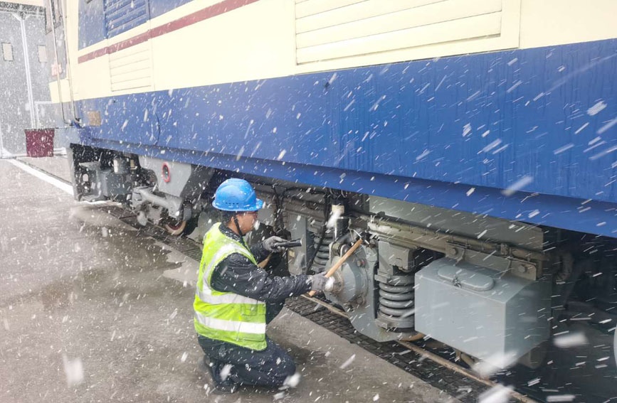 鐵路人對空氣制動管路、車輛走行部、連掛裝置等大部件進(jìn)行檢查。高于博攝