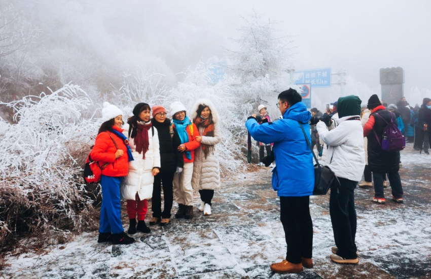 旅客們?cè)谇貛X賞雪，游玩，拍照留念。呂春輝攝