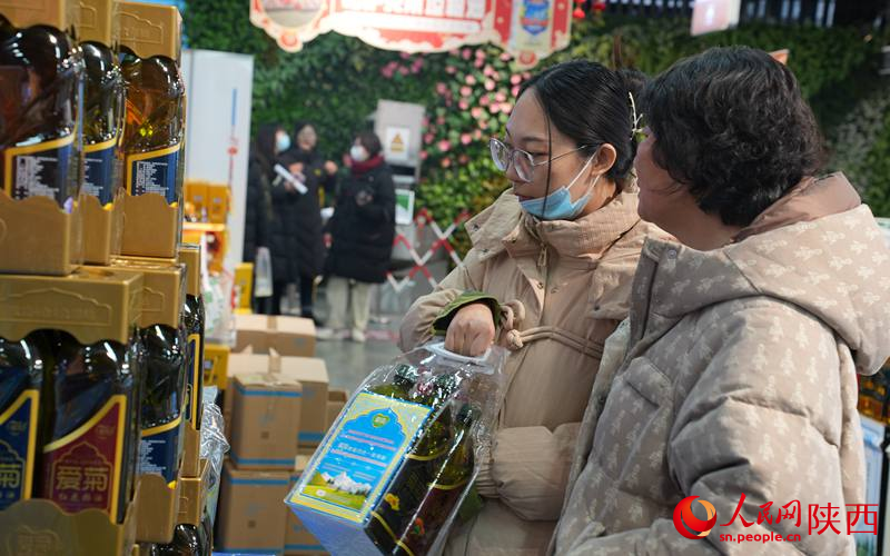 市民在西安愛菊糧油園區(qū)內(nèi)挑選“洋年貨”。人民網(wǎng)記者  賈凱璐攝