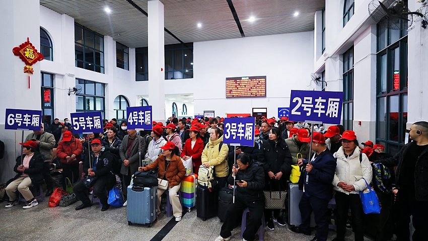 務工人員在候車室等待進站。白春攝