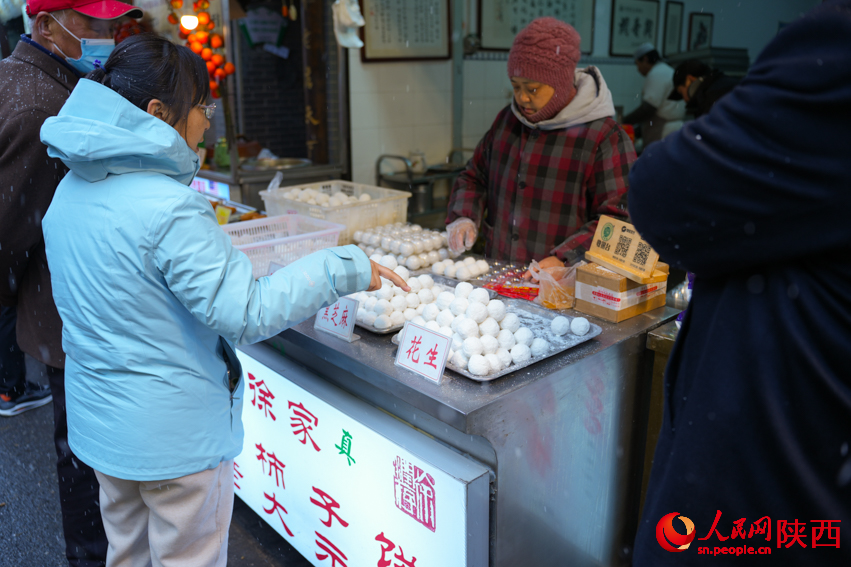 顧客在下單元宵。人民網(wǎng) 黨童攝