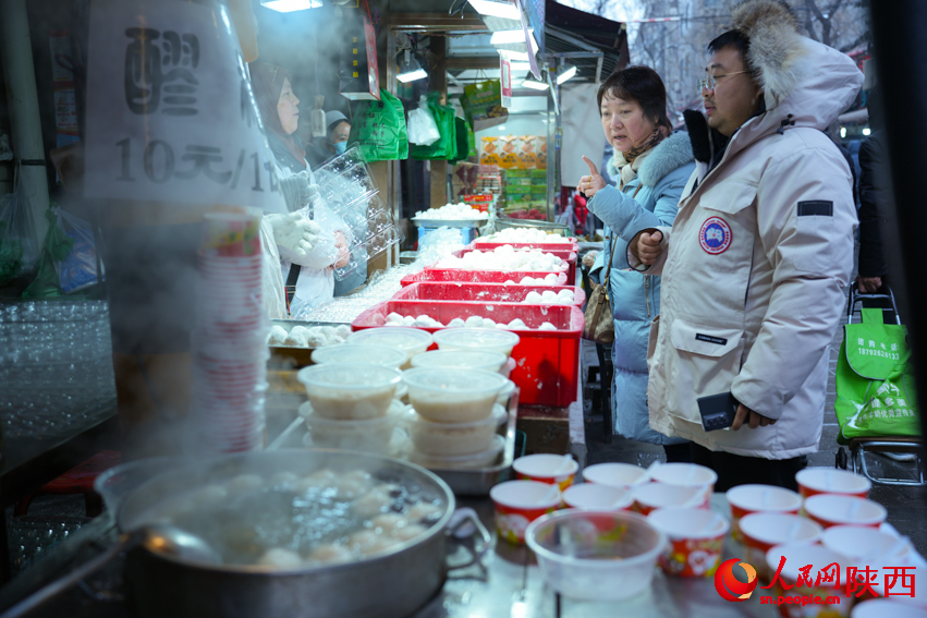 面對(duì)各種口味元宵選擇困難的顧客。人民網(wǎng) 黨童攝