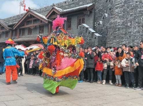 2月24日，第四屆“非遺鬧古鎮(zhèn) 歡樂(lè)過(guò)元宵”漢中市非物質(zhì)文化遺產(chǎn)項(xiàng)目展示展演活動(dòng)在城固縣上元觀古鎮(zhèn)舉辦。 記者 穆騁攝