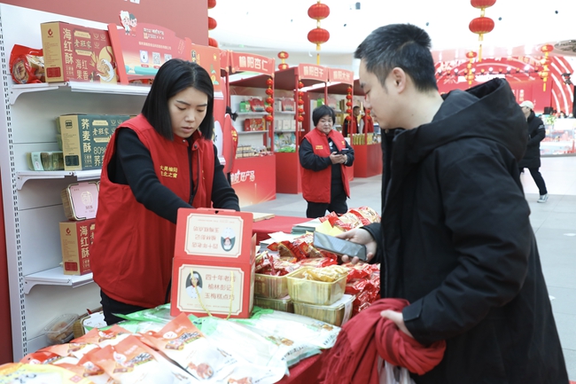 2024年榆林市榆陽區(qū)第二屆年貨節(jié)北京站啟動1月27日，沙地上郡·榆陽好產(chǎn)品2024年榆林市榆陽區(qū)第二屆年貨節(jié)北京站啟動，來自榆陽區(qū)30個展位展示出171類、2779件產(chǎn)品，吸引眾多首都市民前來品嘗和購買。