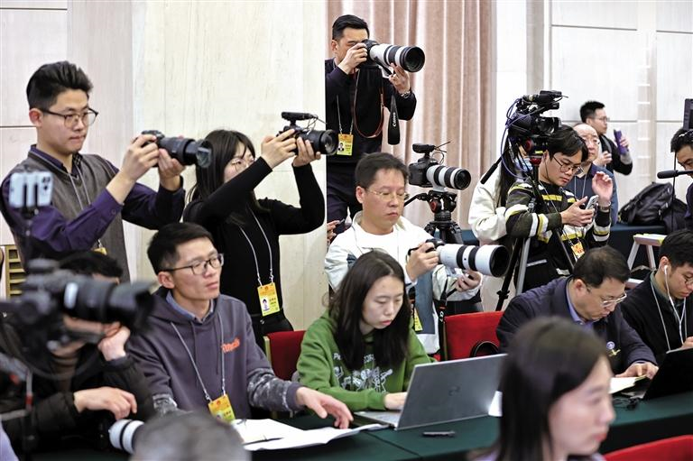 3月6日，在北京人民大會堂陜西廳，媒體記者在陜西代表團(tuán)開放日活動中采訪拍攝。母家亮攝