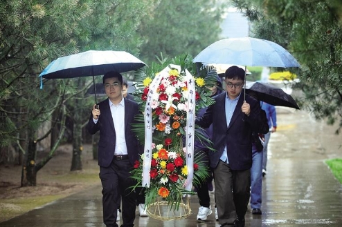 4月1日，在咸陽(yáng)革命烈士陵園，市民冒雨敬獻(xiàn)花籃。 記者 文超攝