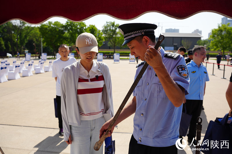 民警向群眾展示文物違法犯罪活動(dòng)中常見的作案工具。人民網(wǎng)記者 李志強(qiáng)攝