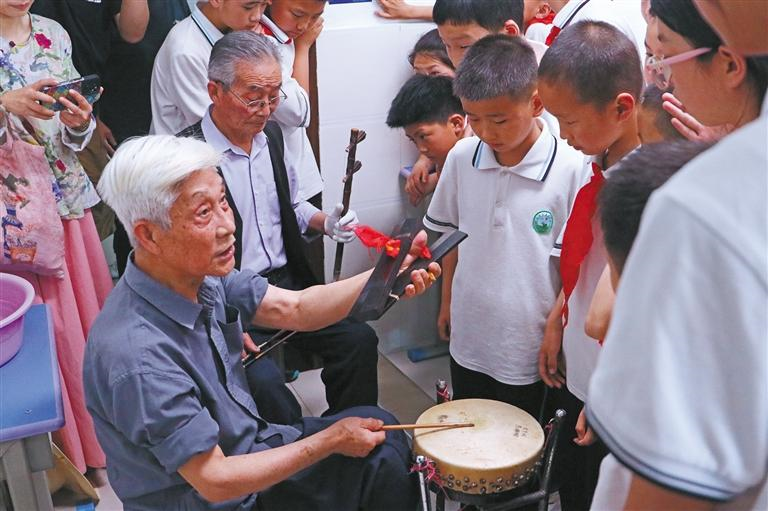 5月24日，安康市漢濱區(qū)城東小學(xué)，漢調(diào)二黃藝人在為學(xué)生表演。董劍南攝