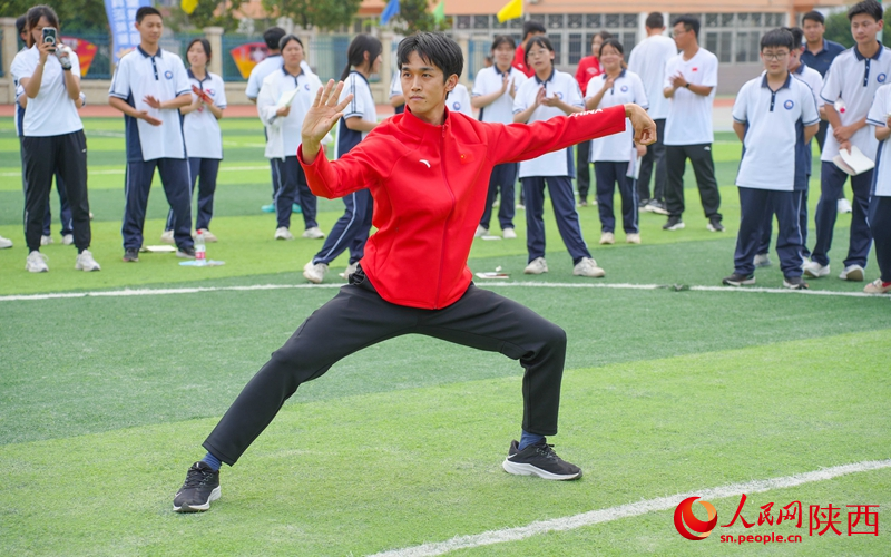 全國武術(shù)冠軍錢康現(xiàn)場展示武術(shù)動(dòng)作要領(lǐng)。人民網(wǎng) 黨童攝