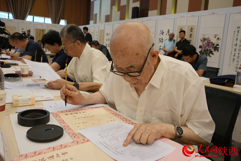 退休教師用毛筆為今年新生手寫(xiě)錄取通知書(shū)。人民網(wǎng)記者 賈凱璐攝