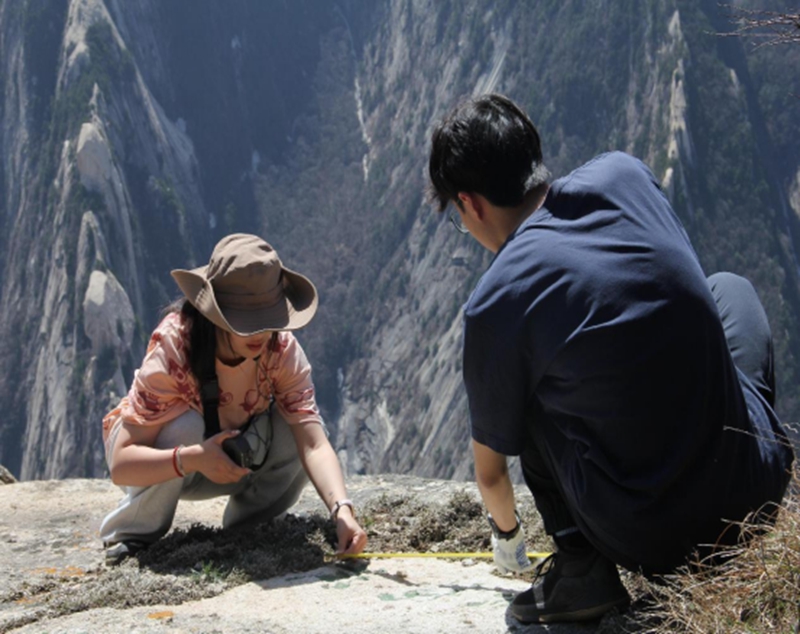 調(diào)研團隊工作人員正在進行實地測繪。 西岳廟文物管理處供圖