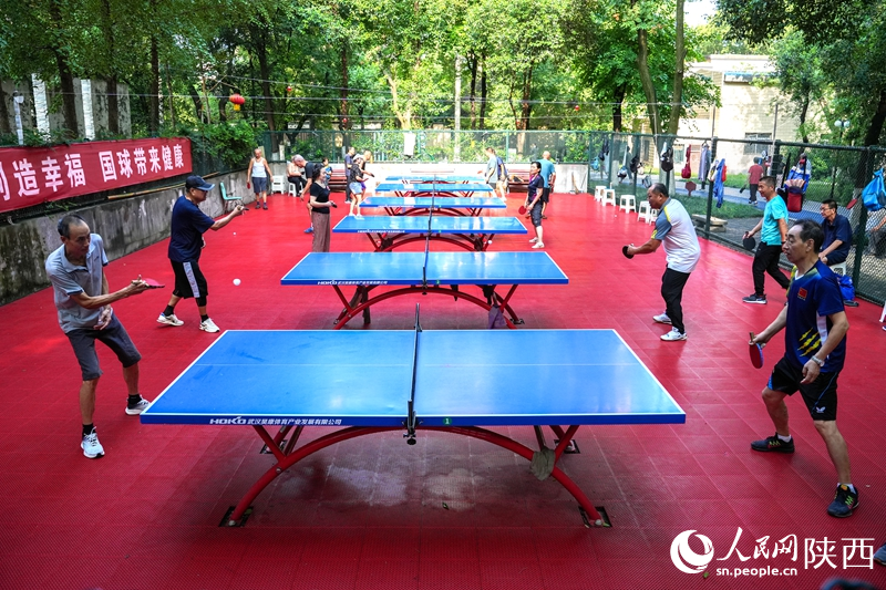 西安市勞動公園內，乒乓球愛好者們激戰(zhàn)正酣。人民網記者 賈凱璐攝