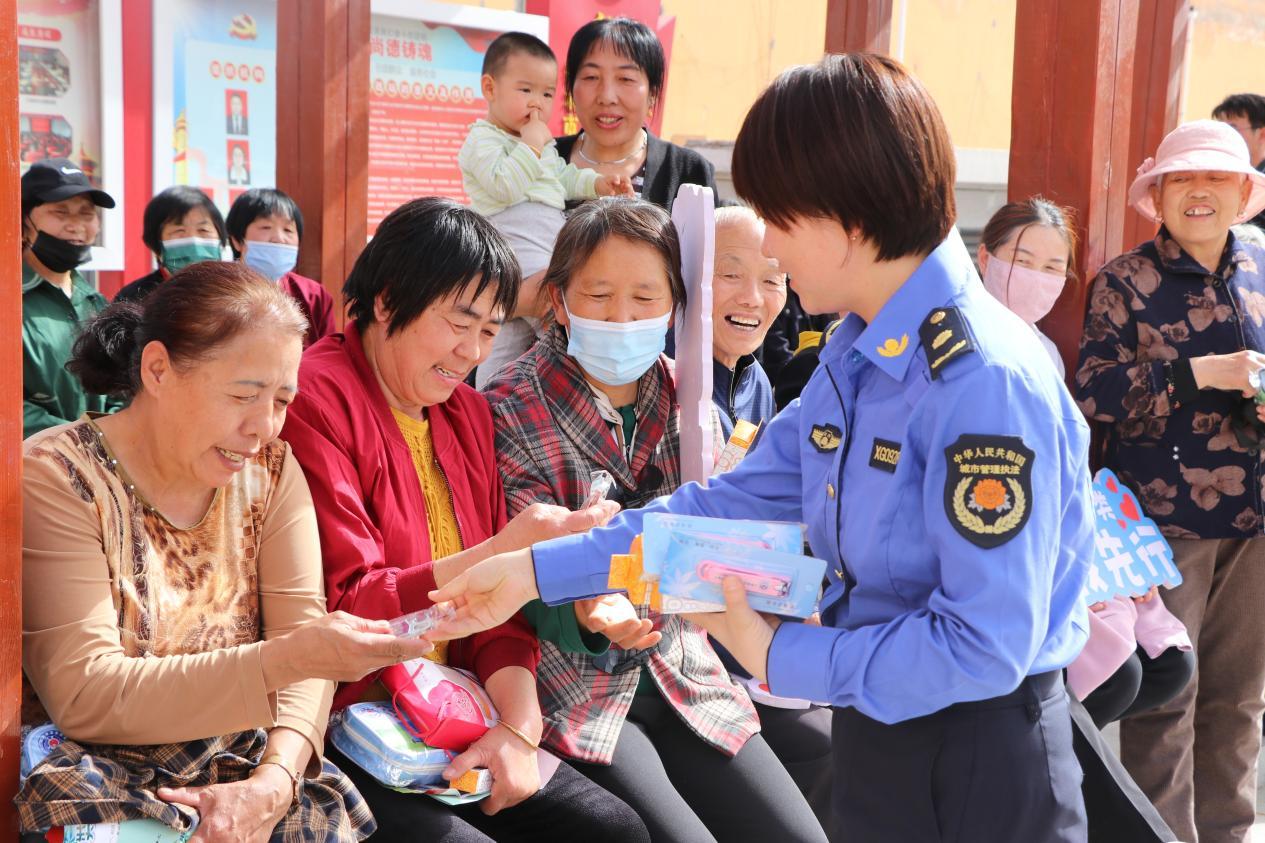 4月18日，神木市城市管理執(zhí)法大隊志愿者向居民宣傳“文明出行”知識，并發(fā)放創(chuàng)文宣傳品、倡議書，倡導(dǎo)居民在日常生活中做到文明出行、文明停車，共同助力全國文明城市創(chuàng)建。