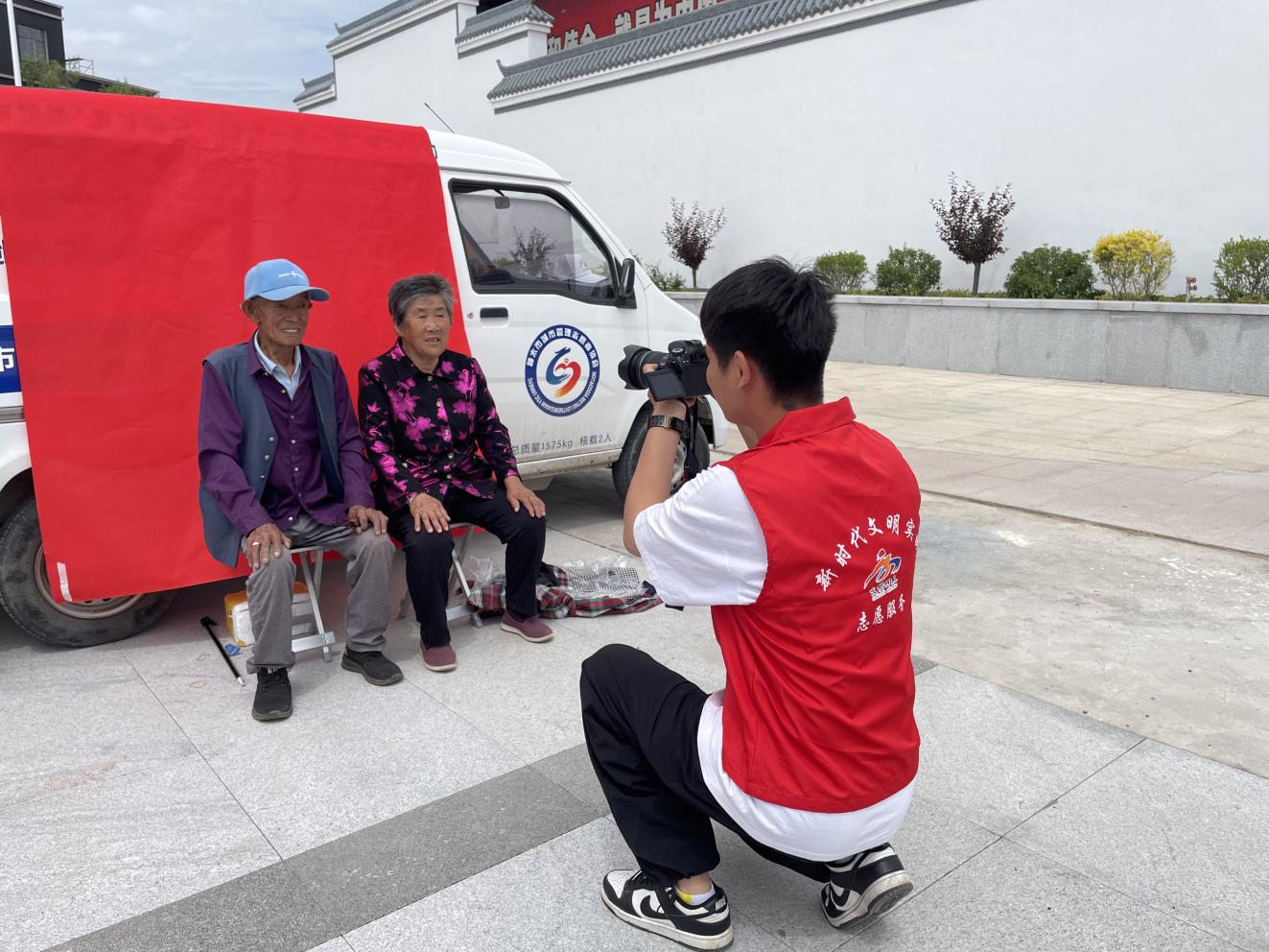 6月25日，神木市“逢五出發(fā) ”新時代文明實踐活動走進中雞鎮(zhèn)為轄區(qū)70歲以上的老年人免費拍攝了幸福照。