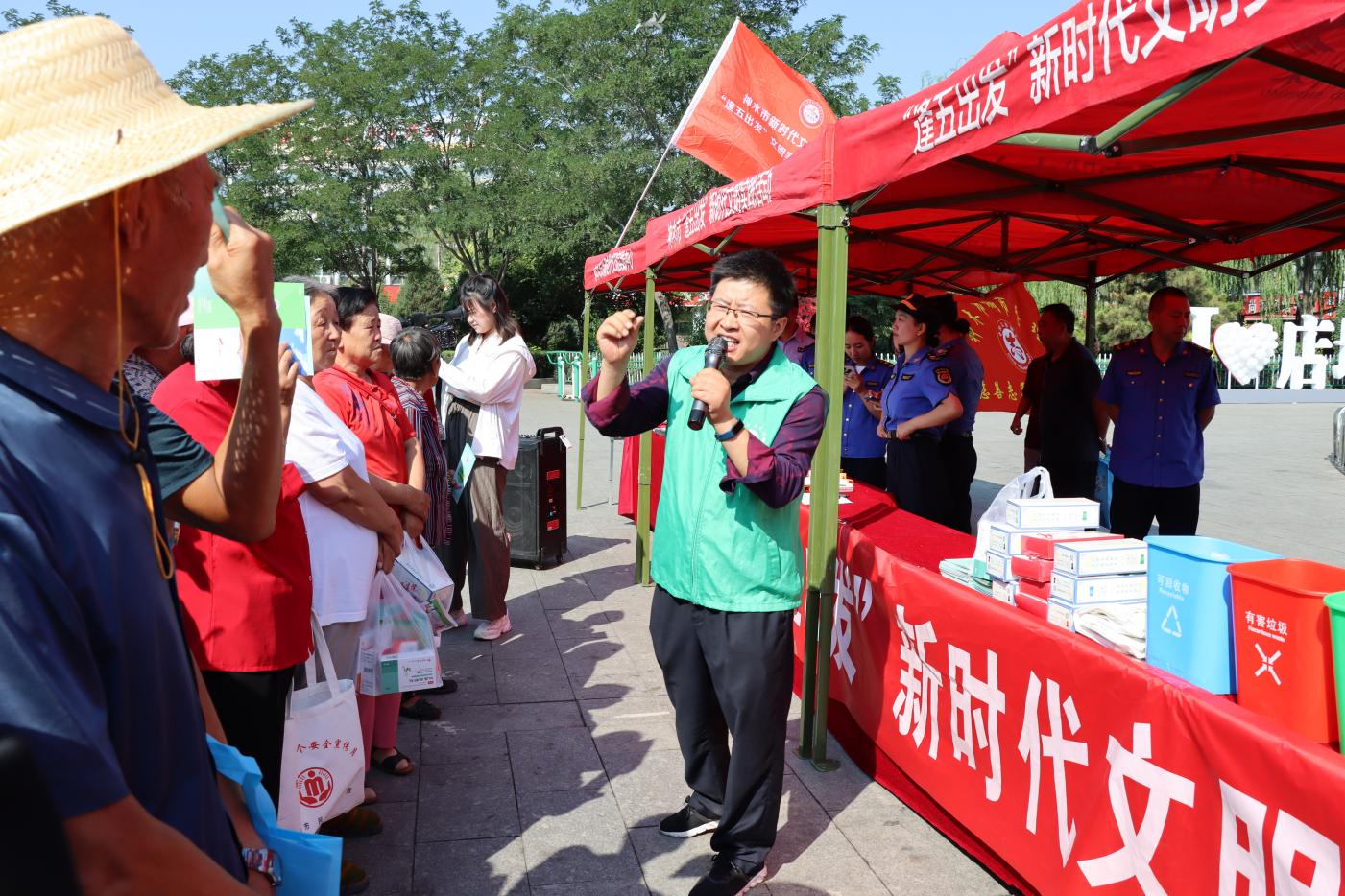 8月15日，神木市“逢五出發(fā) ”新時代文明實踐活動走進店塔鎮(zhèn)開展垃圾分類宣講。