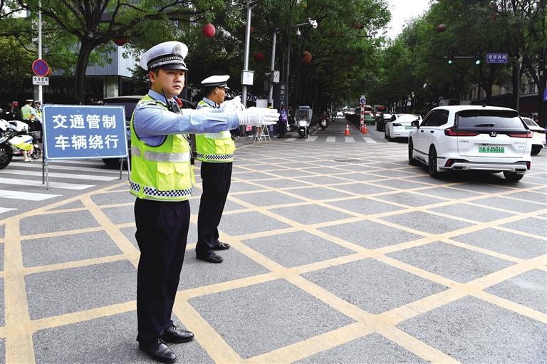 十月四日，交警在西安大唐不夜城景區(qū)周邊指揮交通。杜瑋攝