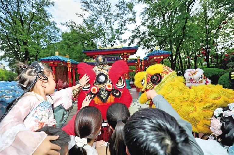 國慶假期，大唐芙蓉園國慶主題活動吸引來自四面八方的游客。圖為10月1日，游客與演員互動。許奧博攝