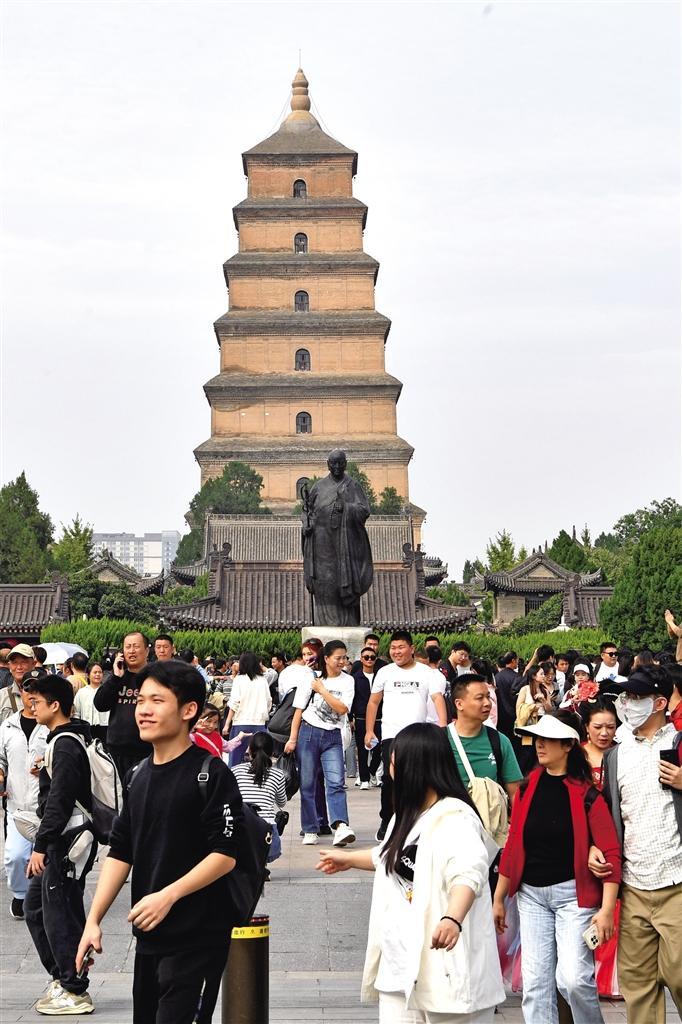 10月6日，游客在西安大雁塔景區(qū)參觀游覽。杜瑋攝