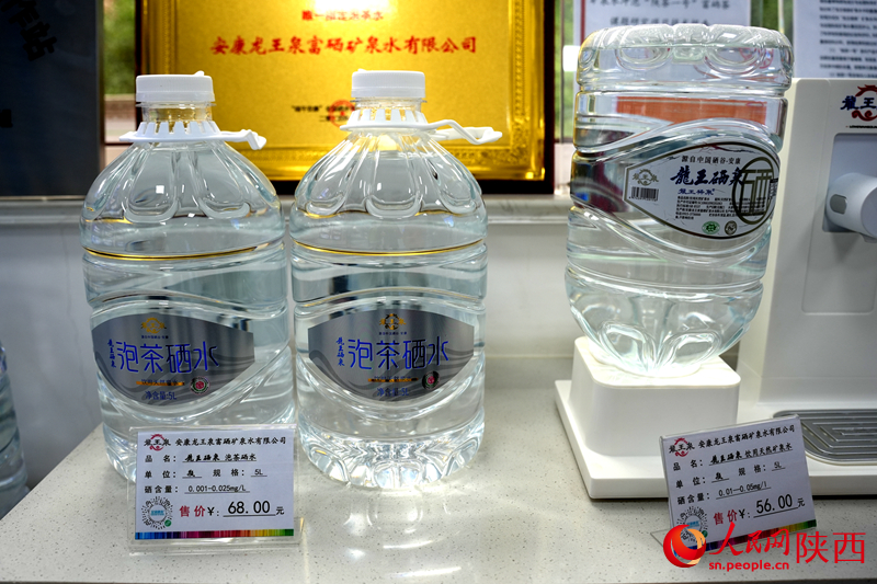 “龍王泉”包裝飲用水部分產(chǎn)品展示。人民網(wǎng)記者 李志強攝