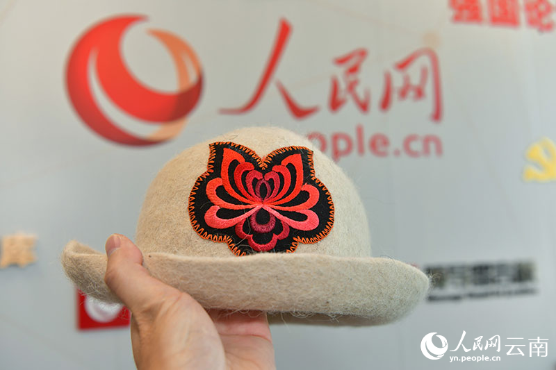 融入元謀彝族搟氈技藝與彝族刺繡制作的產(chǎn)品。人民網(wǎng)記者 任峰濤攝