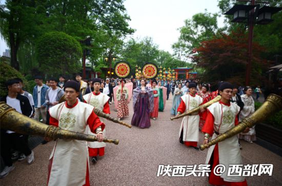 大唐芙蓉園唐文化主題巡游，再現(xiàn)熙攘繁盛大唐景象。