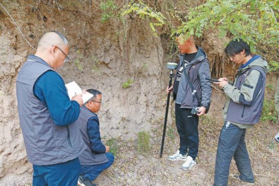 咸陽普查隊隊員在彬州市永樂鎮(zhèn)的下馬河遺址（暫定名）勘察。